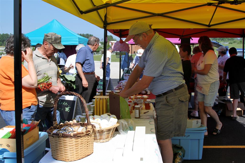 The market creates access to fresh, locally grown fruits and vegetables at affordable prices for the residents of our community, and allows low-income participants to use coupons. Manistique is one of six winners of the inaugural RWJF Roadmaps to Health Prize.